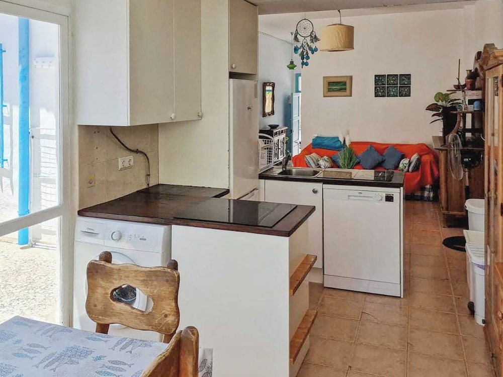 House With Exclusive Pool and Garden 7 min Walk From the Beach and the Center
