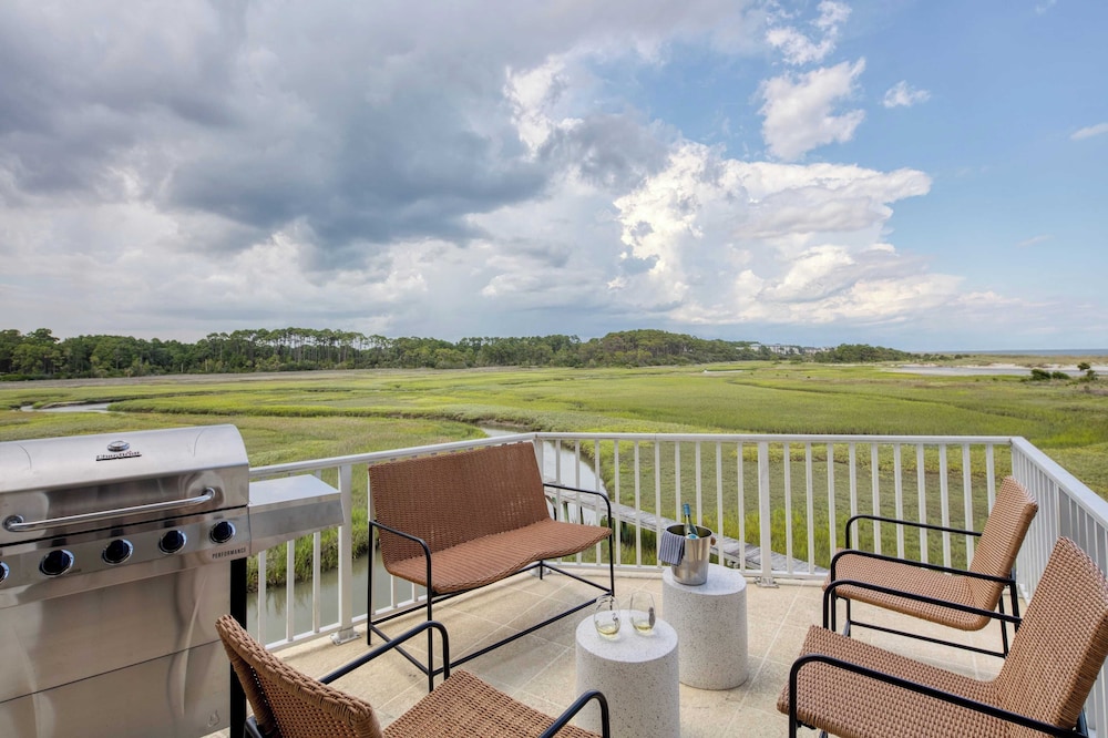 Sleeps 38 2 Homes, Steps to the Beach, Private Pool + Hottub, Game Room, Views
