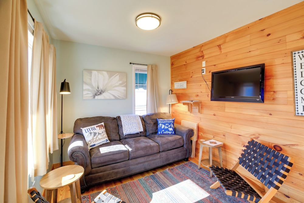 < 1/2 Mi to Damascus Town Park: Cozy Cabin w/ Deck