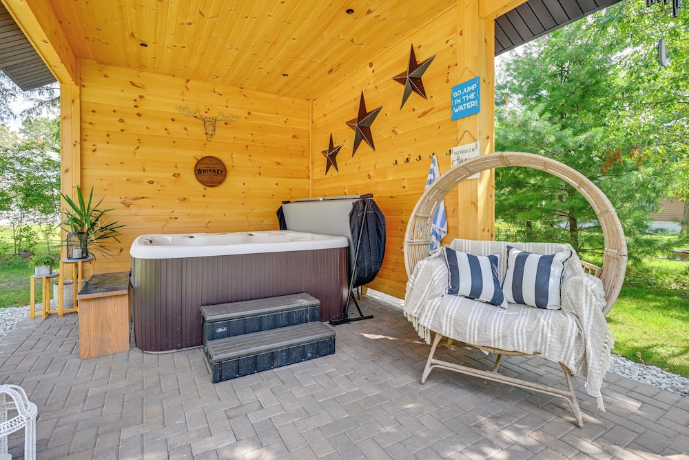 Private Hot Tub, Deck! Group Getaway in Friendship