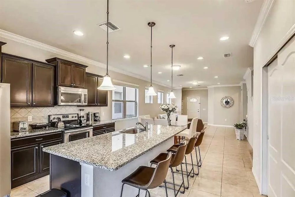 Gorgeous 5Bd w Private Pool Windsor Westside 8893