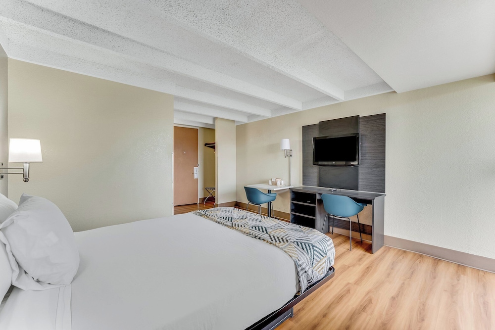 Red Carpet Inn & Suites 3