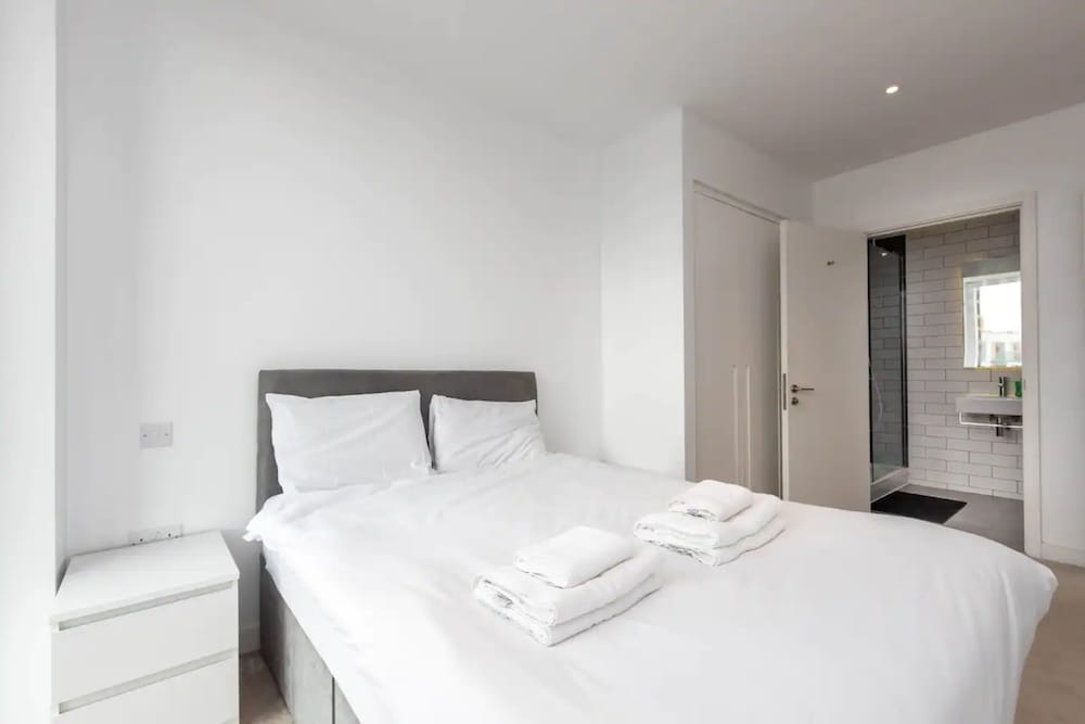 Bright and Modern 2 Bedroom Flat in Royal Wharf
