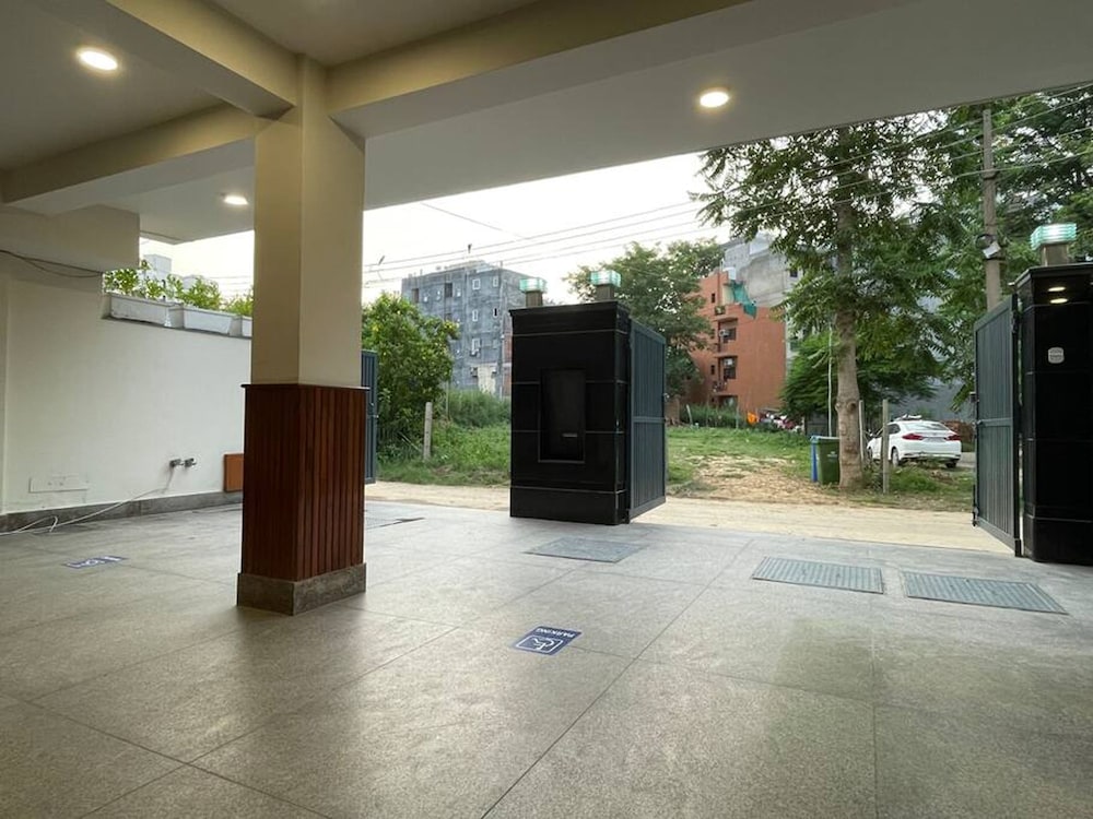 Cyber City Metro Retreat Near Fortis view 5