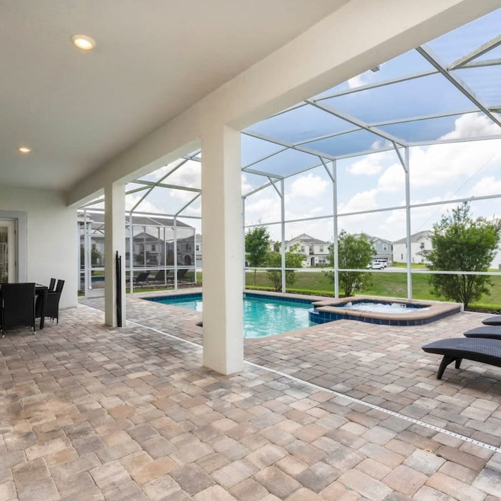 8912 Amazing 6BD Home