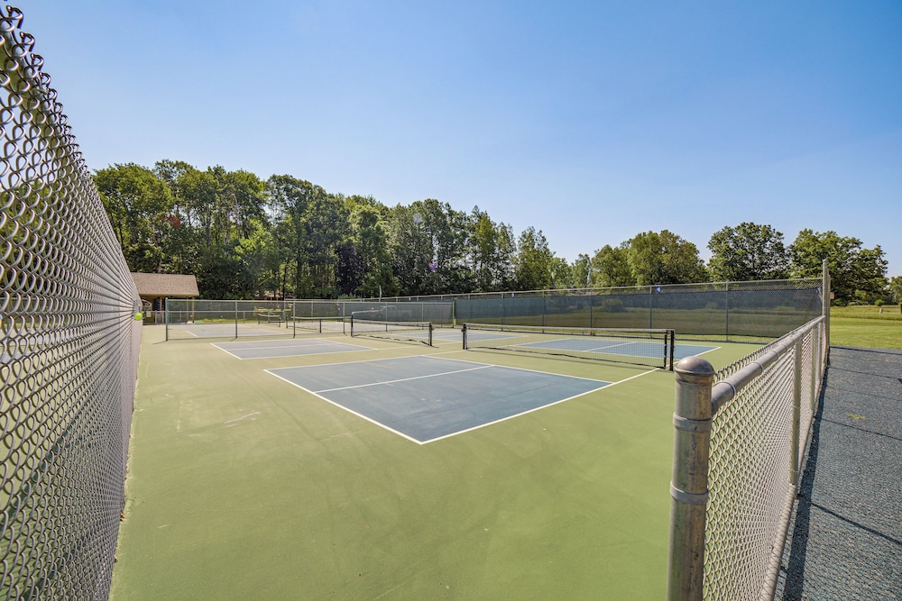 Lake Access, Pools & More: Family Home in Stanwood