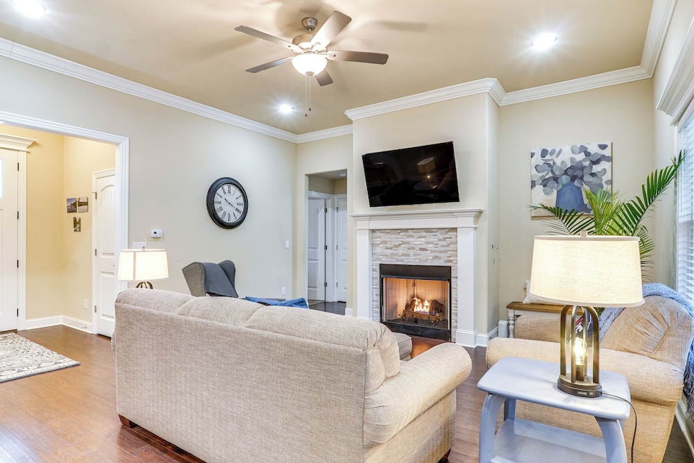 Table Rock Lake Retreat: Walk to Shore!