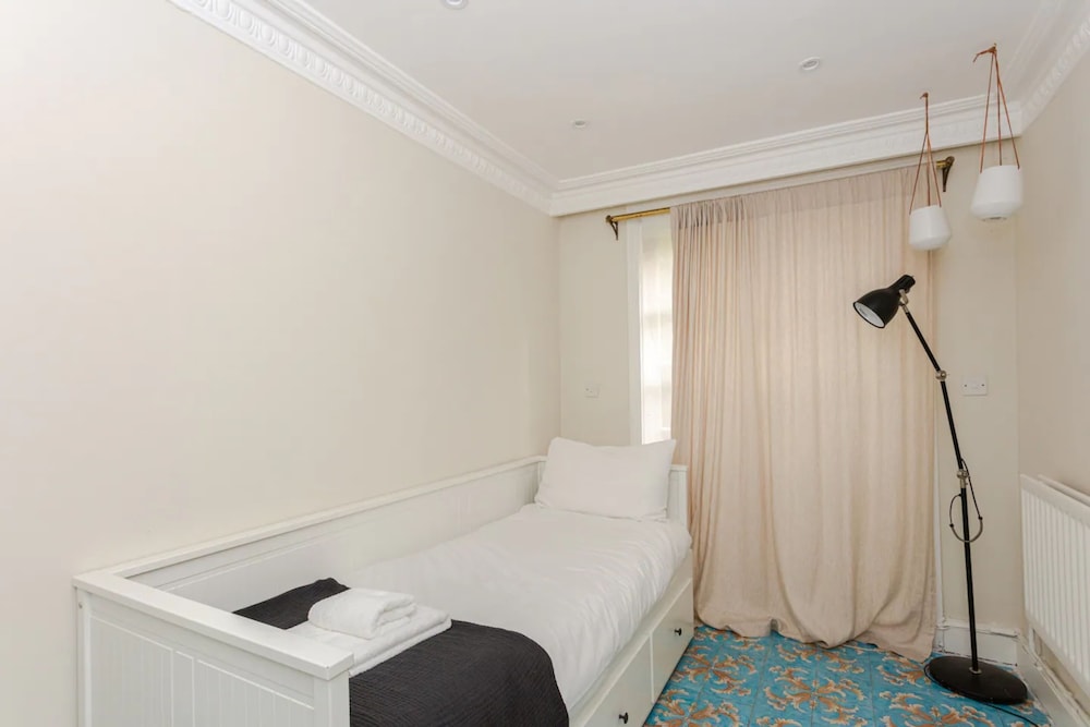 Beautiful 5 Bedroom Home With Garden in South Kensington