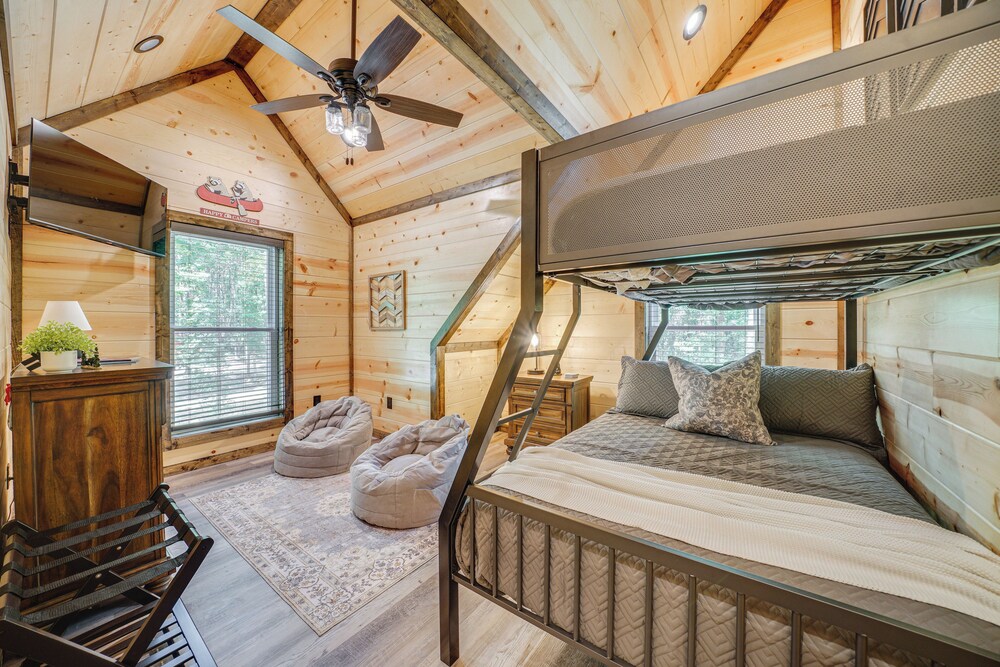 Upscale Broken Bow Cabin: Hot Tub & Fishing Pond! view 5