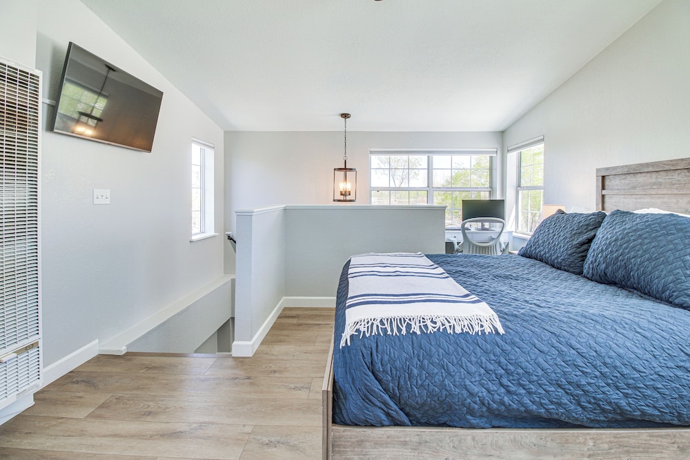 Walk to Dtwn Show Low: Townhome w/ Balcony