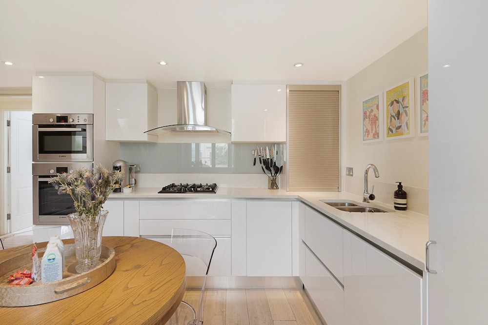 The Artists Hideaway-2 bed Mezzanine in Paddington - by Out of Office Lifestyle