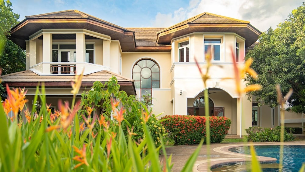 7 Bedroom Pool Villa in Kathu SV1