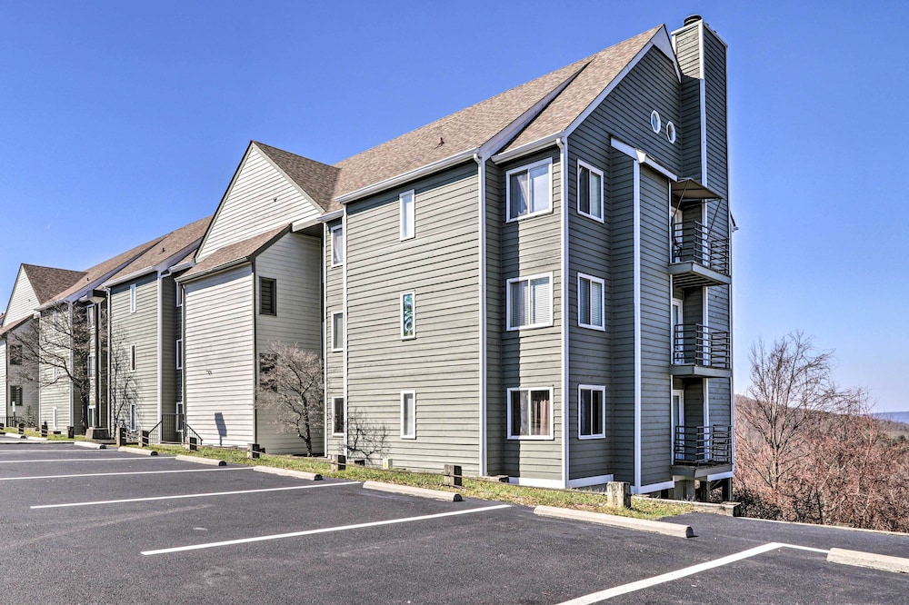 Indoor & Outdoor Pool Access! Condo 3 Mi to Gsmnp