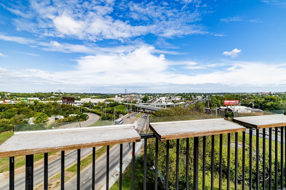 Lindsley by Avantstay Balcony Modern Design A Downtown Location