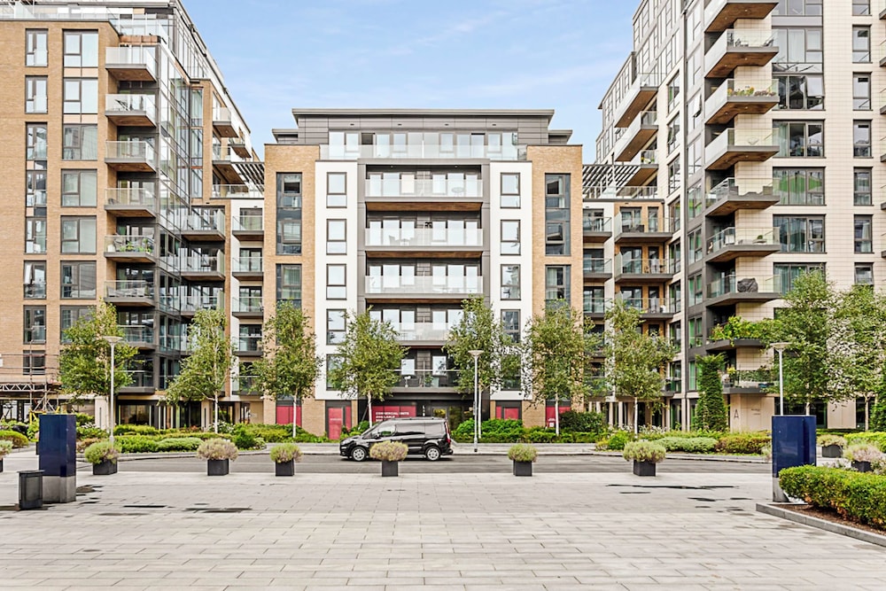 Stylish Flat In Battersea Reach