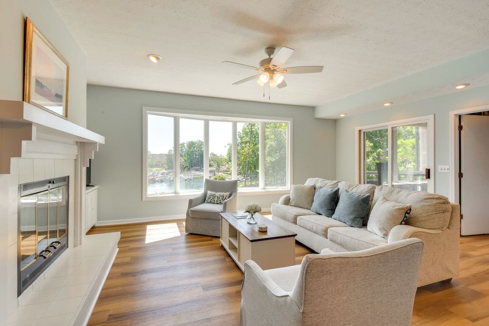 Clemson Game Retreat: Lakefront Keowee Key Condo