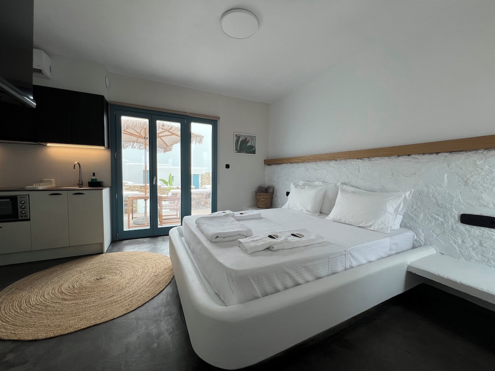 Thronos Suites