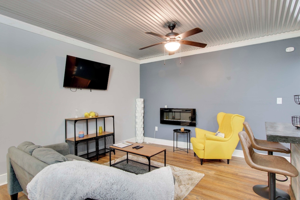 Commuter-friendly Rental Unit in Greenwood!