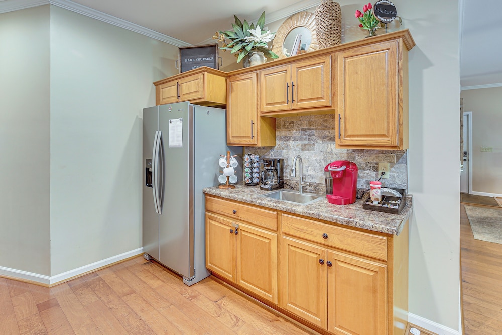 2 Mi to Branson Landing: Quiet Home w/ Lake View
