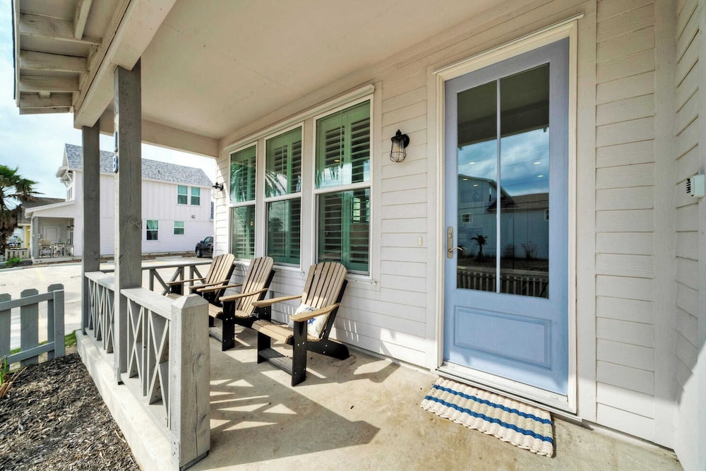 Sleeps 20 2 Homes in Mercer Village w/ Pool Heart of Old Town, Walkable