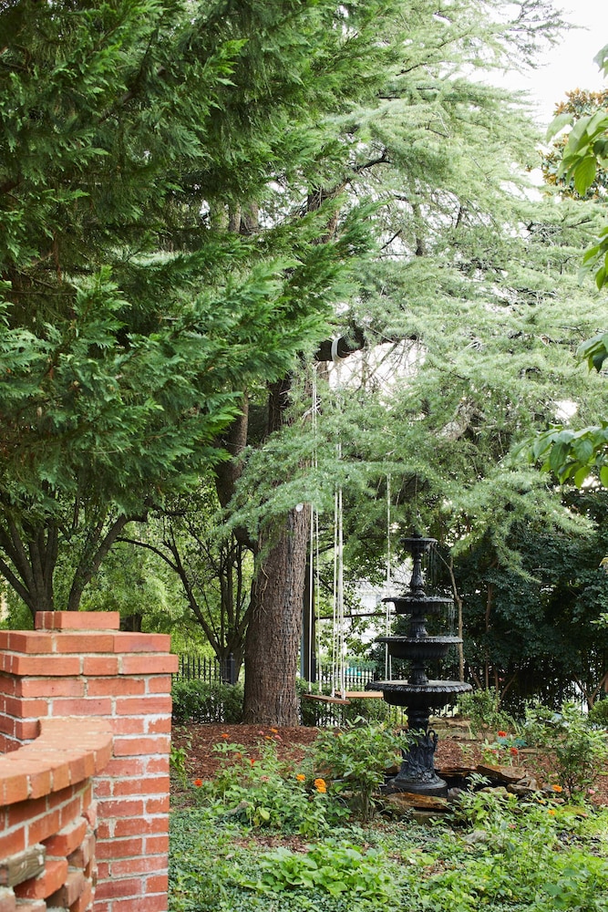 Apt1 Edenbrae - Serene Walkable Modern Retreat Named Best in Bham
