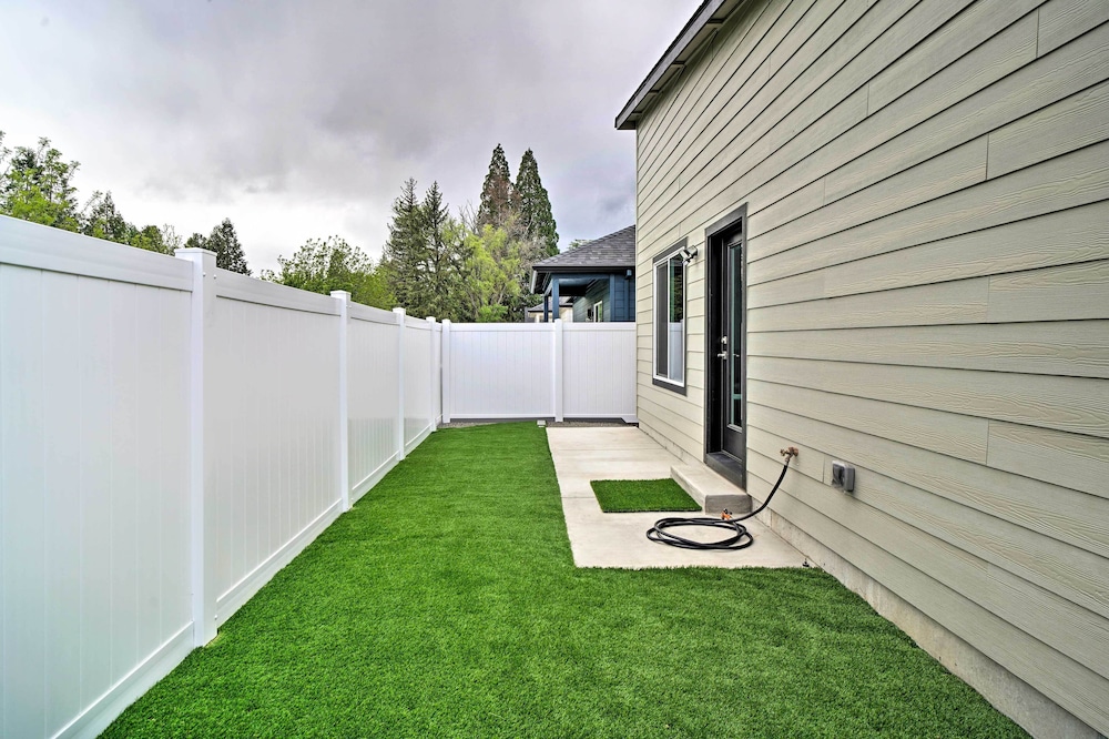 Medford Vacations - Modern Medford Escape 3 Mi to Downtown! - Property Image 6