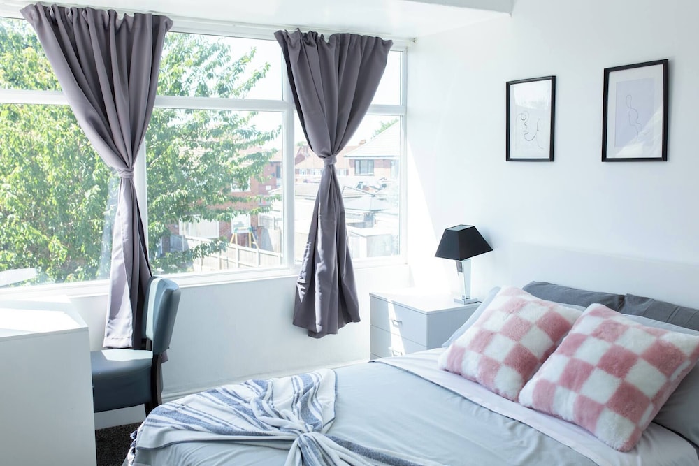 Cozy 3 Bedroom Home in Leeds, Perfect for Families and Groups