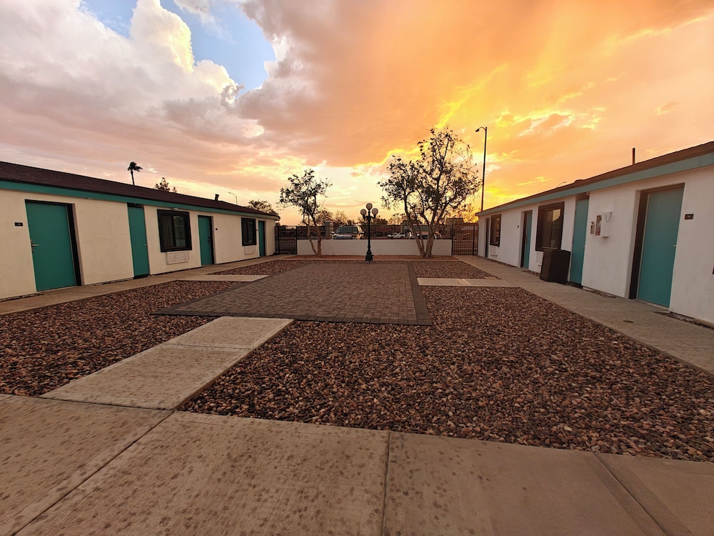 Casa Blanca Inn and Suites