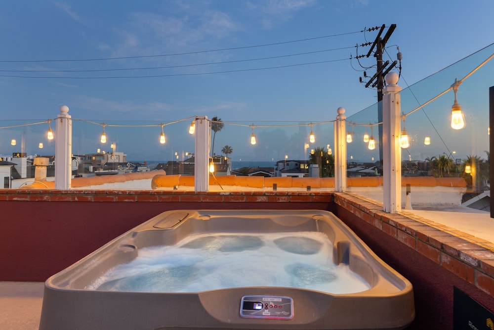 Shoreline Villa by Avantstay Steps to the Beach Bay Pier