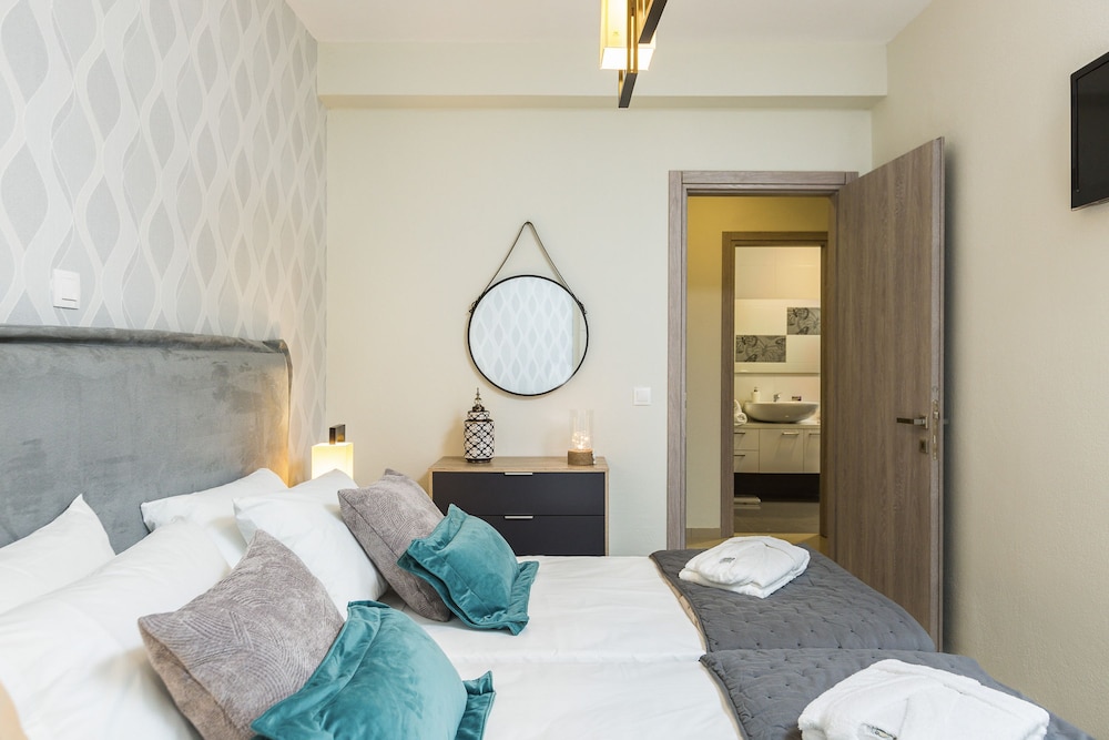 Three Moirai Villa With 2 Heated Pools