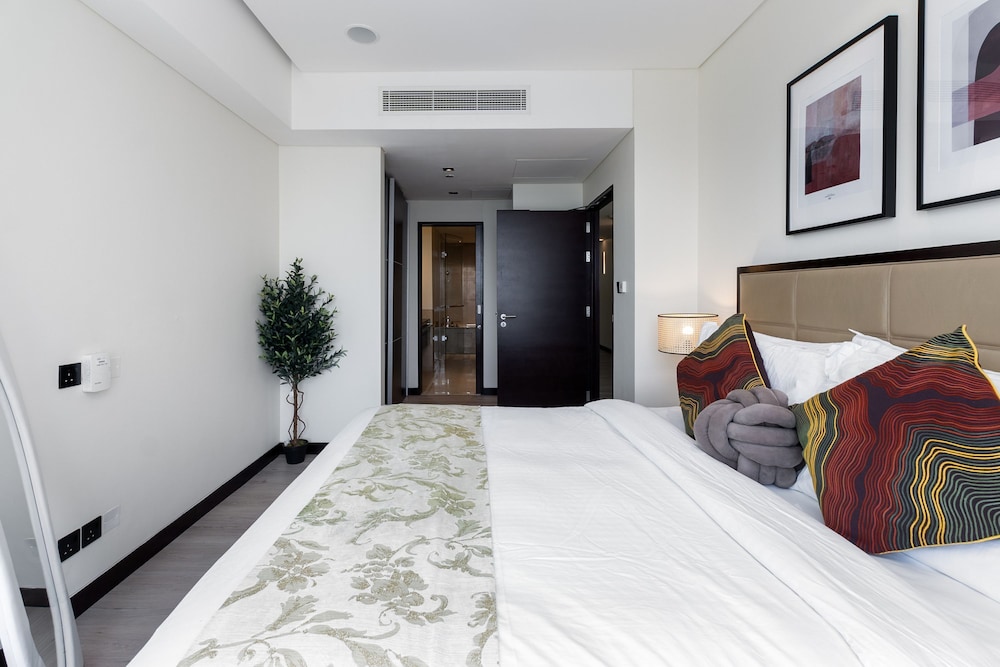 Chic 1BR in Dubai Marina w Direct Mall Access