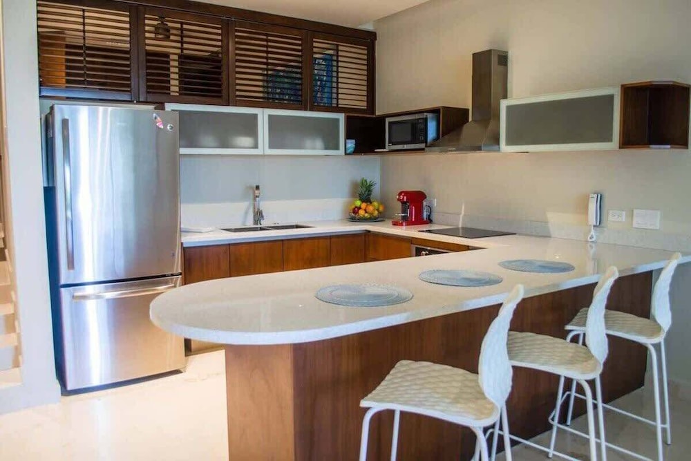 1 Br. Steps From the Beach Roof W/ocean View
