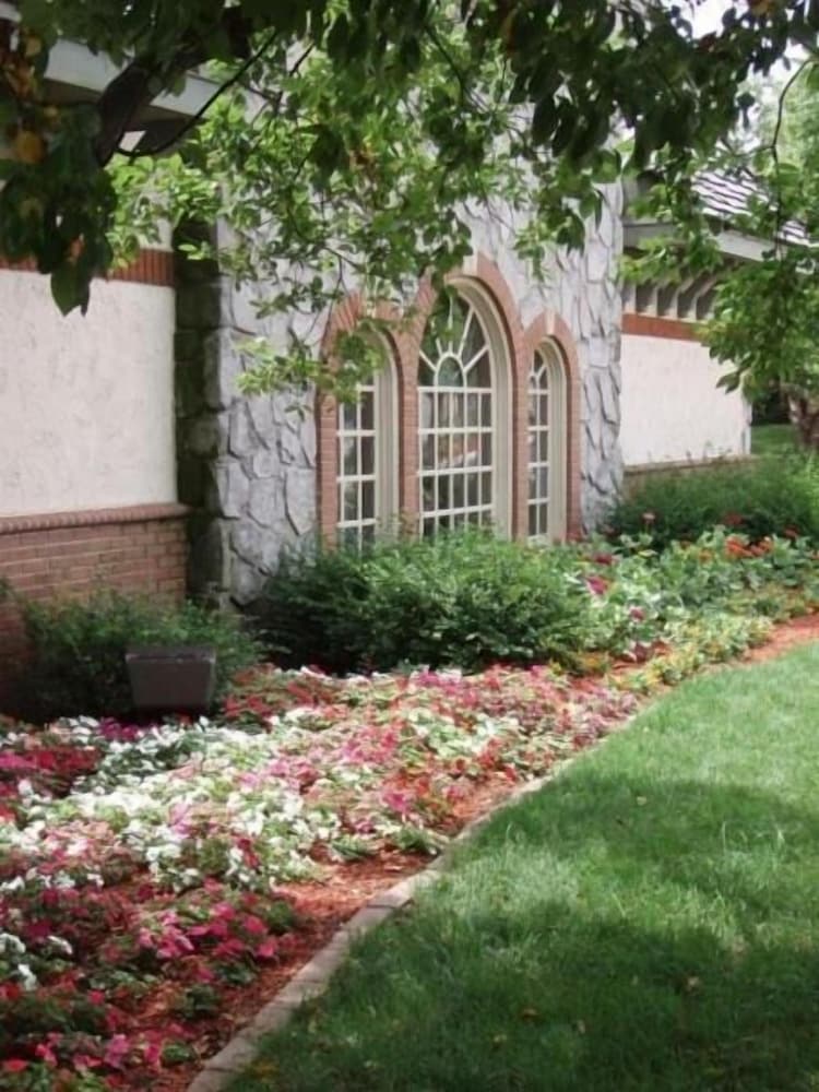 Bloomington Vacations - The Chateau Hotel and Conference Center - Property Image 17