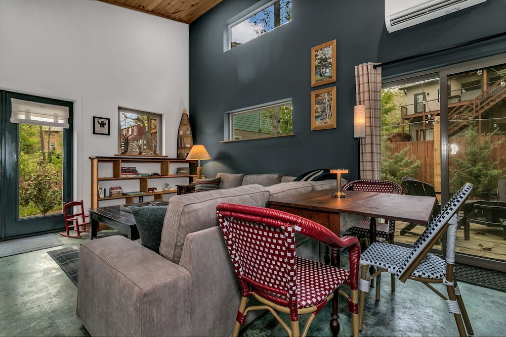 Cozy Laurel Cabin