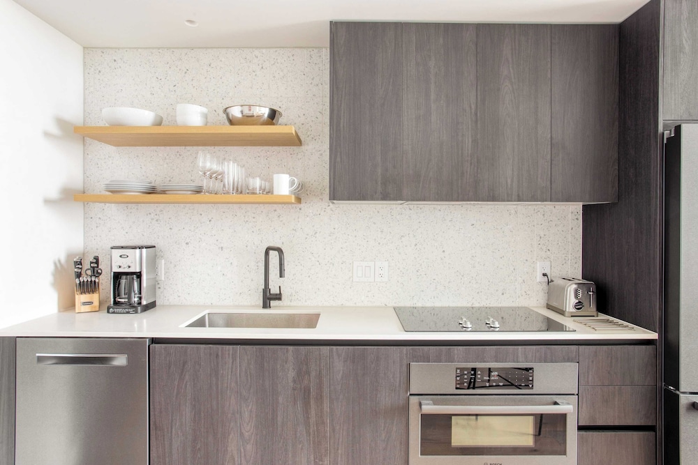 New Austin High Rise Near DT Luxe Amenities, Rooftop Pool, Gym+yoga Studio