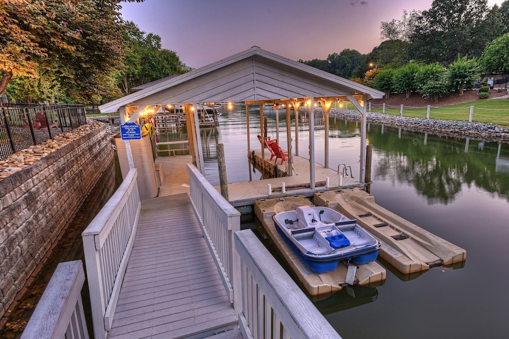 Sip Sip Away by Avantstay Pool Hot Tub