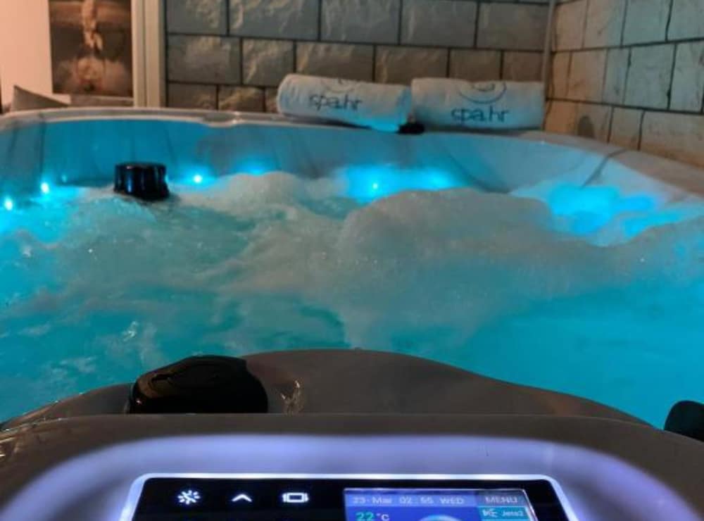 Luxury Apartment Ivo With Jacuzzi Near the Beach