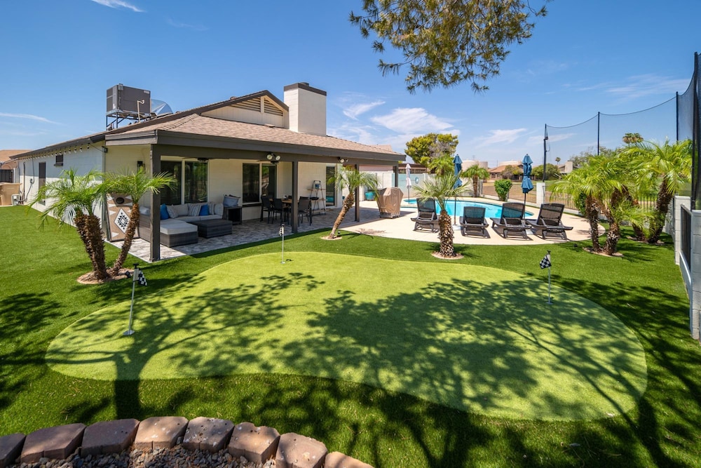 Peoria Oasis on Golf Course Pool Putting Green