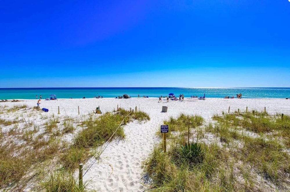 Palm Breeze Retreat Sleeps 10!