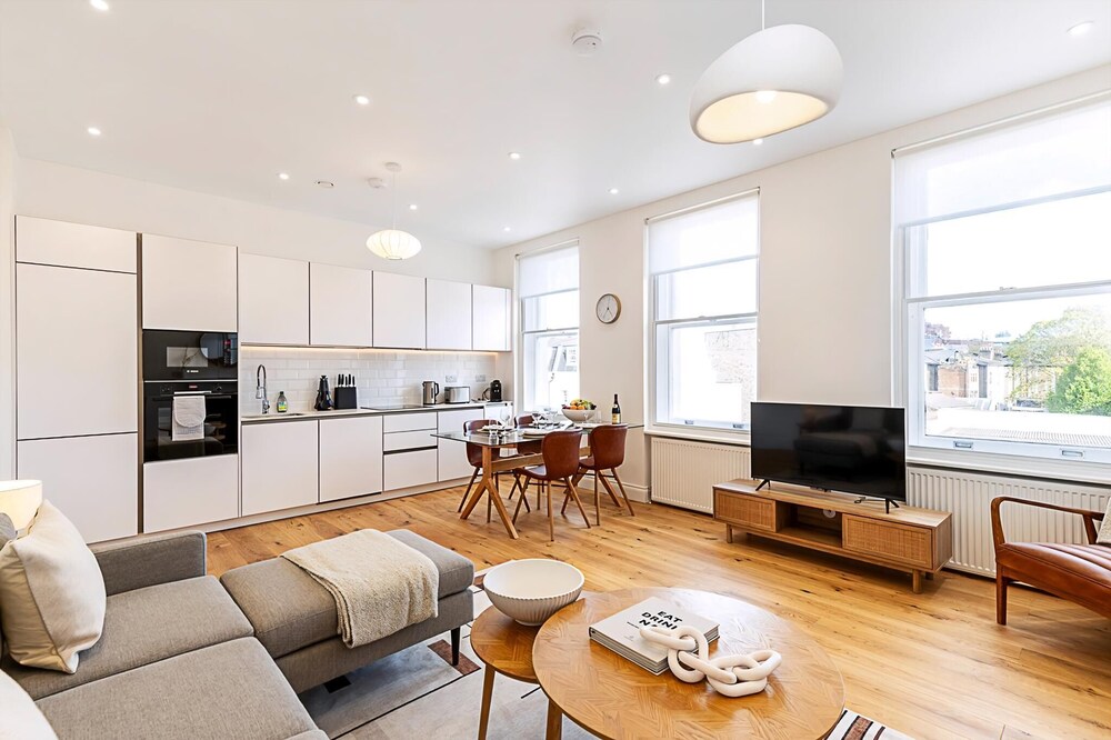 Stylish Chelsea Escape With Private Outdoor Oasis!