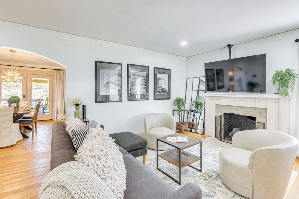 Walk to Amphitheater & Stadium: Home w/ Deck!