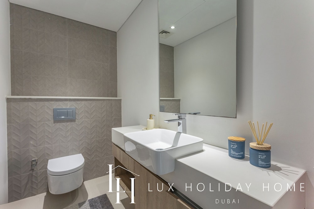 LUX LIV Contemporary Marina Suite 2