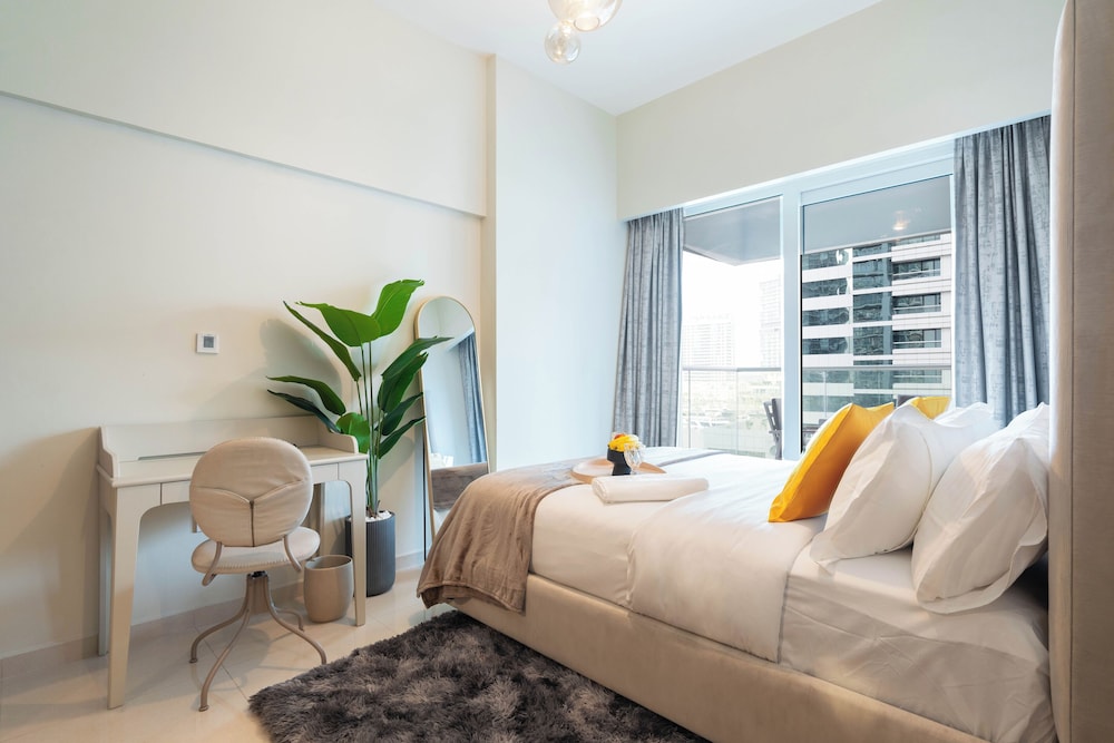 KeyRock - Chic 2BR Escape with Pool
