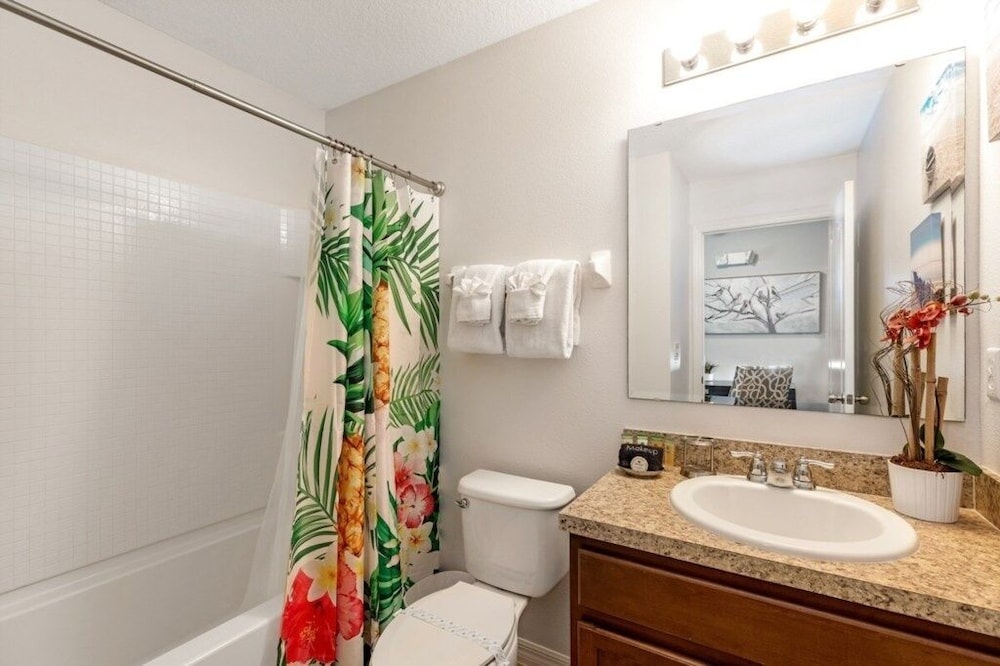 Luxury 4br Retreat W/ Pool, Game Room Near Disney 4 Bedroom Villa
