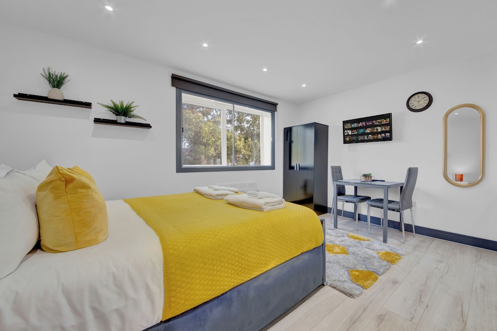Inviting 1-bed House in Feltham view 2