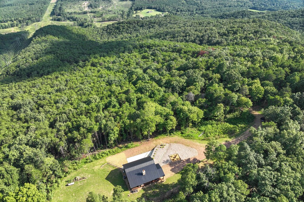 400 Acres on Lavender Mtn: Getaway w/ Hot Tub!