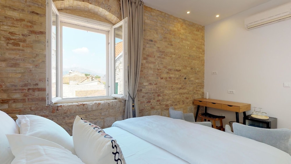Riva and Diocletian Apartments