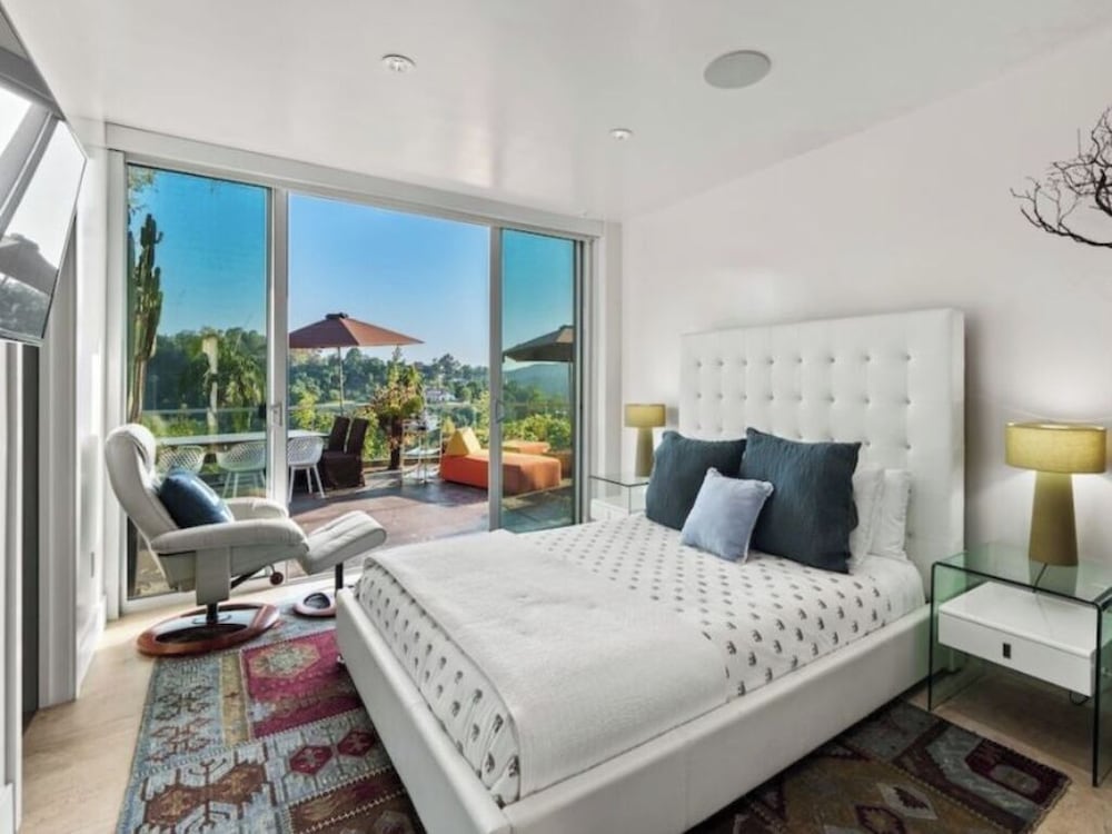Zen Estate - Luxurious 5BR Beverly Hills Sanctuary With Pool & Canyon Views