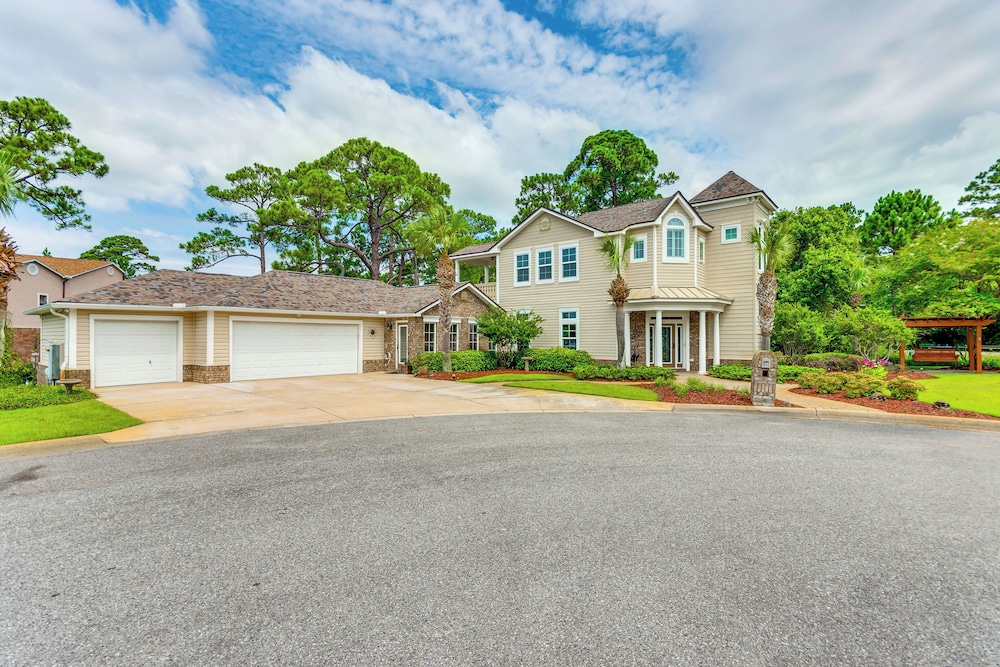 Steps to Bay: Tranquil Navarre Retreat w/ Balcony
