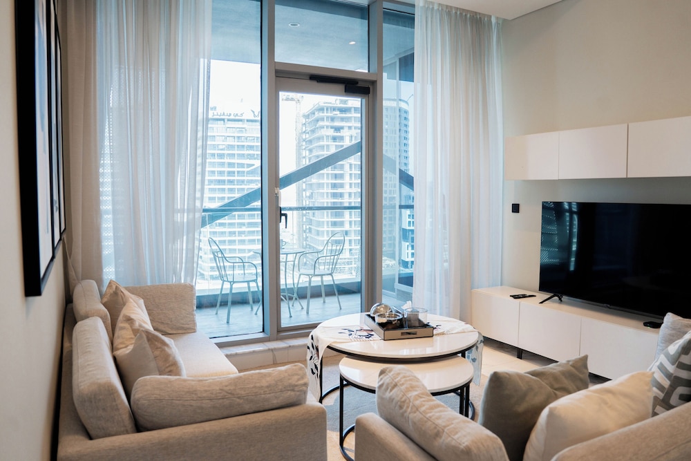 Cozy 1BR With Canal Views Full Amenities